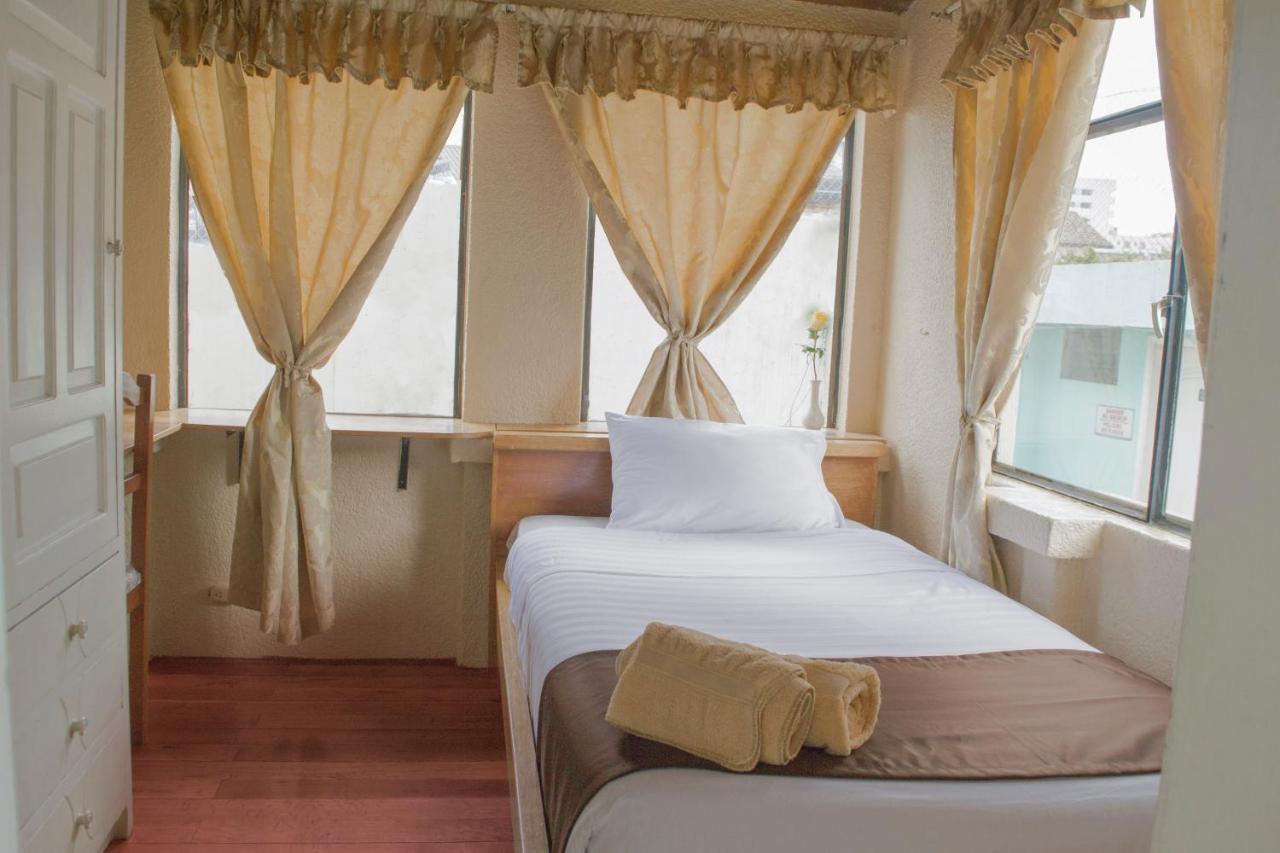 Hostal Loro Verde Quito Luaran gambar