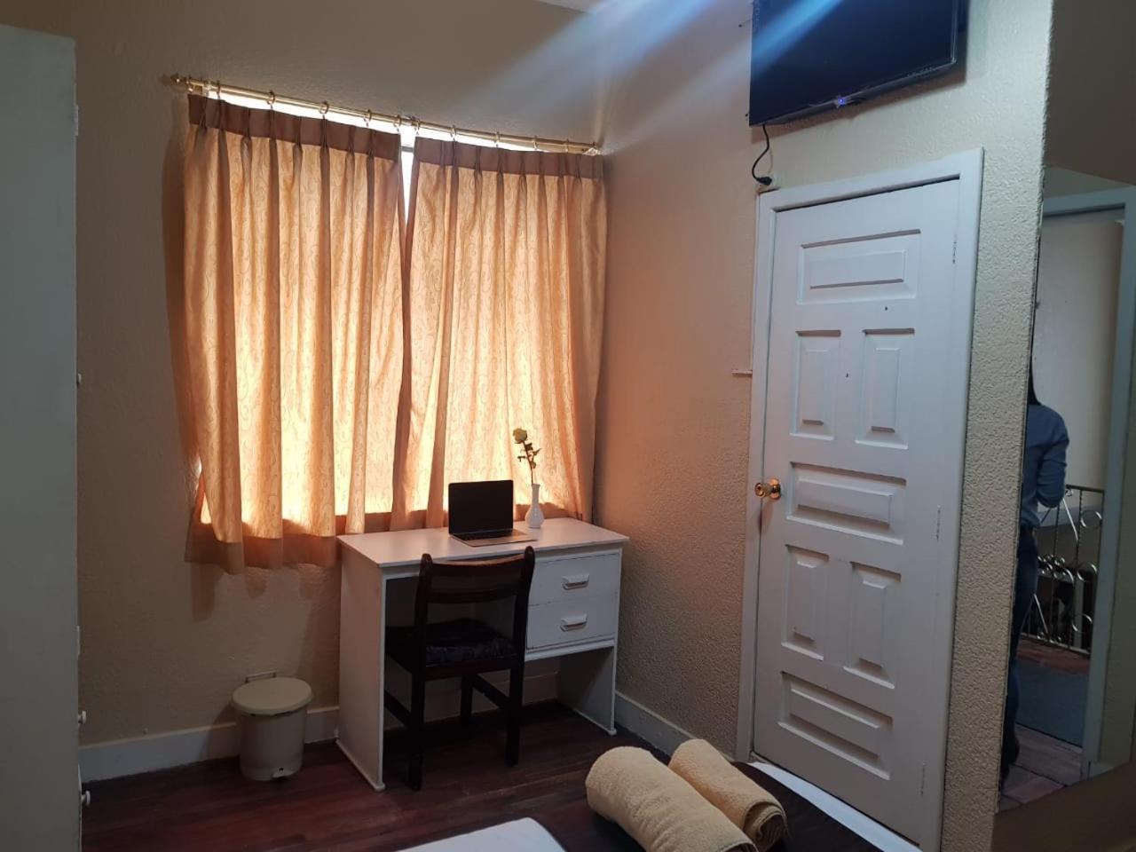 Hostal Loro Verde Quito Luaran gambar