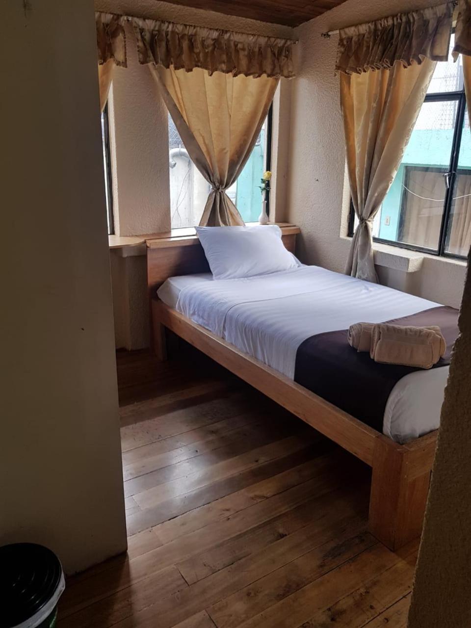 Hostal Loro Verde Quito Luaran gambar